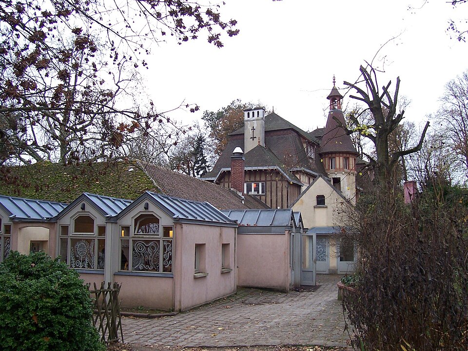 Exterior of a Steiner-Waldorf school building in France